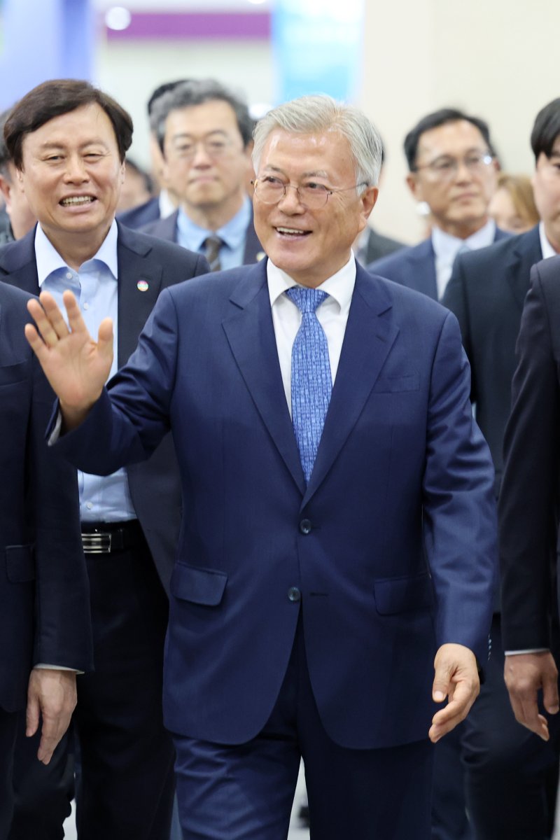 [서울=뉴시스] 박진희 기자 = 문재인 전 대통령이 18일 서울 강남구 삼성동 코엑스에서 열린 '2025 서울국제도서전'을 돌아보고 있다. 2025.06.18. pak7130@newsis.com