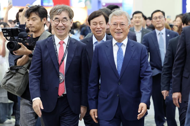 [서울=뉴시스] 박진희 기자 = 문재인 전 대통령과 윤철호 대한출판문회협회 회장이 18일 서울 강남구 삼성동 코엑스에서 열린 '2025 서울국제도서전'을 돌아보고 있다. 2025.06.18. pak7130@newsis.com