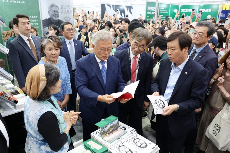 [서울=뉴시스] 박진희 기자 = 문재인 전 대통령과 부인 김정숙 여사가 18일 서울 강남구 삼성동 코엑스에서 열린 '2025 서울국제도서전' 평산책방을 돌아보고 있다. 2025.06.18. pak7130@newsis.com