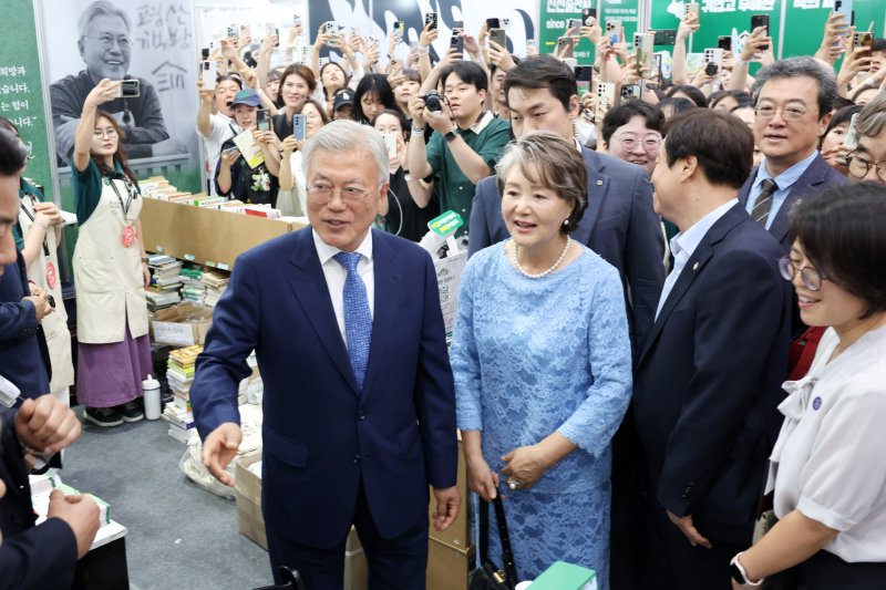 [서울=뉴시스] 박진희 기자 = 문재인 전 대통령과 부인 김정숙 여사가 18일 서울 강남구 삼성동 코엑스에서 열린 '2025 서울국제도서전' 평산책방을 홍보하고 하고 있다. 2025.06.18. pak7130@newsis.com