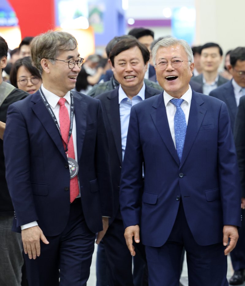 [서울=뉴시스] 박진희 기자 = 문재인 전 대통령과 윤철호 대한출판문회협회 회장이 18일 서울 강남구 삼성동 코엑스에서 열린 '2025 서울국제도서전'을 돌아보고 있다. 2025.06.18. pak7130@newsis.com