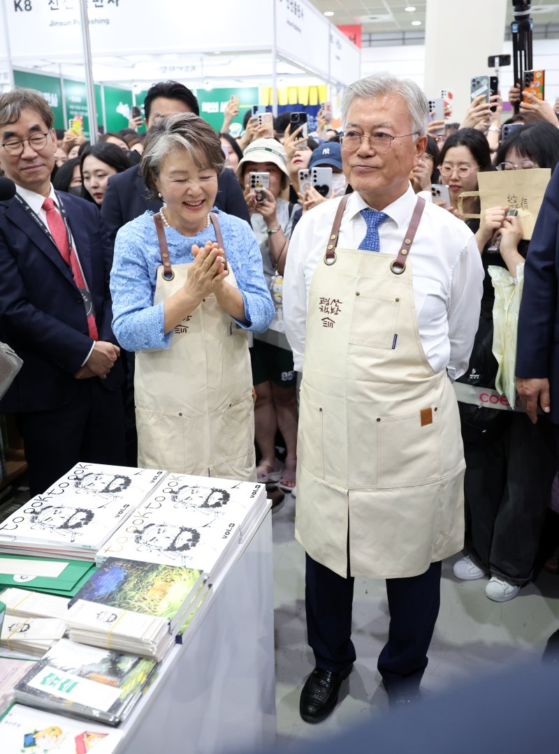 [서울=뉴시스] 박진희 기자 = 문재인 전 대통령과 부인 김정숙 여사가 18일 서울 강남구 삼성동 코엑스에서 열린 '2025 서울국제도서전' 평산책방 부스에 홍보를 하고 있다. 2025.06.18. pak7130@newsis.com