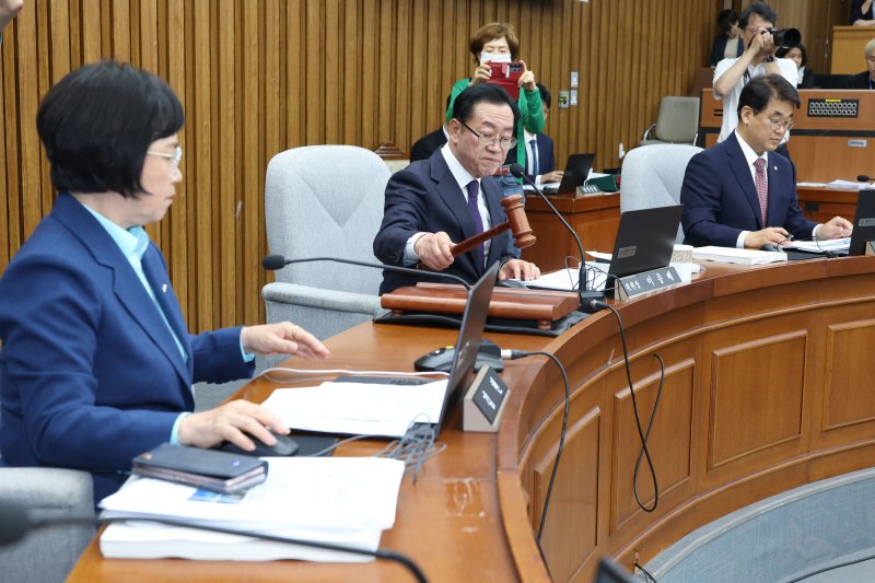 18일 오후 서울 여의도 국회에서 열린 국무총리 임명동의에 관한 인사더존카지노특별위원회 전체회의에서 이종배 위원장이 의사봉을 두드리고 있다. ⓒ News1 이광호 기자
