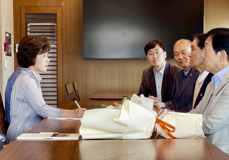 [서울=뉴시스]박선영(왼쪽) 진실·화해를위한과거사정리위원회(슬롯 사이트) 위원장이 18일 오후 서울 중구 한국프레스센터에서 재일학도의용군동지회를 만나 진실규명 기여자 보상금 지급 결정서를 전달한 뒤 간담회를 진행하고 있다. (사진=슬롯 사이트 제공) 2025.06.18. photo@newsis.com *재판매 및 DB 금지