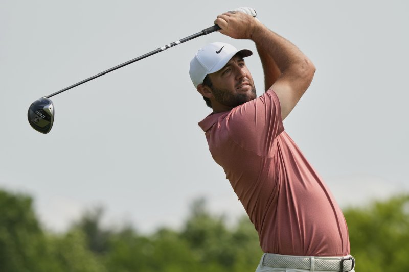 [더블린=AP/뉴시스] 남자 골프 세계랭킹 1위 스코티 셰플러(미국)가 지난 1일(한국 시간) 미국 오하이오주 더블린의 뮤어필드 빌리지 골프클럽(파72)에서 열린 미국프로골프(PGA) 투어 메모리얼 토너먼트 3라운드 5번홀에서 티샷하고 있다. 2025.06.01.