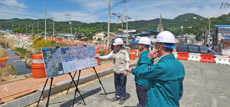 이진관 전북 임실군 부군수(가운데)가 장마철을 대비한 현장 점검을 하고 있다.(임실군제공. 재판매 및 DB금지)2025.6.18/뉴스1