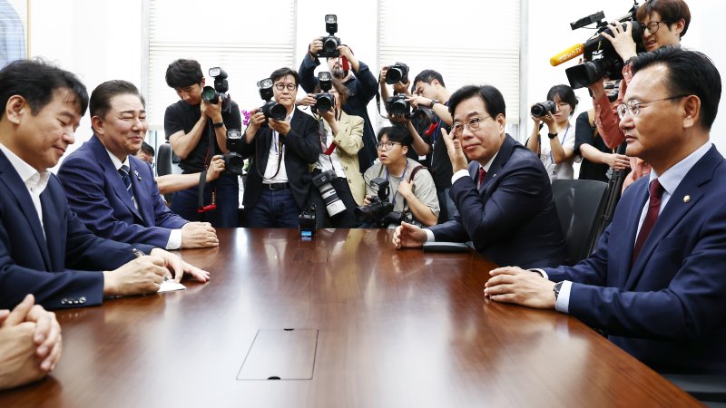 김병기 더불어민주당 대표 직무대행 겸 원내대표와 바카라사이트 안내 국민의힘 원내대표 등이 18일 서울 여의도 국회에서 추경안 및 원 구성 관련 회동을 하고 있다. 왼쪽부터 시계방향으로 민주당 문진석 원내운영수석부대표, 김 원내대표, 국민의힘 바카라사이트 안내 원내대표, 유상범 법사위 간사. 2025.6.18/바카라사이트 안내1 ⓒ News1 김민지 기자