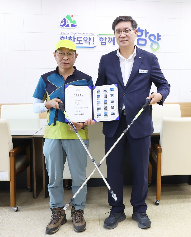 [바카라사이트 제작=뉴시스] 오르고(GO) 1000번째 완등자 정진택씨 (사진=바카라사이트 제작군 제공) 2025.06.18. photo@newsis.com *재판매 및 DB 금지
