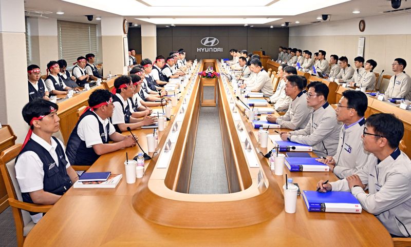 현대자동차 노사가 18일 울산공장 본관 동행룸에서 2025년 임단협을 위한 상견례를 가졌다. 이날 상견례에는 이동석 블랙잭 룰 대표이사와 서쌍용 전국금속노조부위원장, 문용문 블랙잭 룰 노조지부장 등 노사 교섭 대표 등 약 70명이 참석했다. 현대자동차 제공