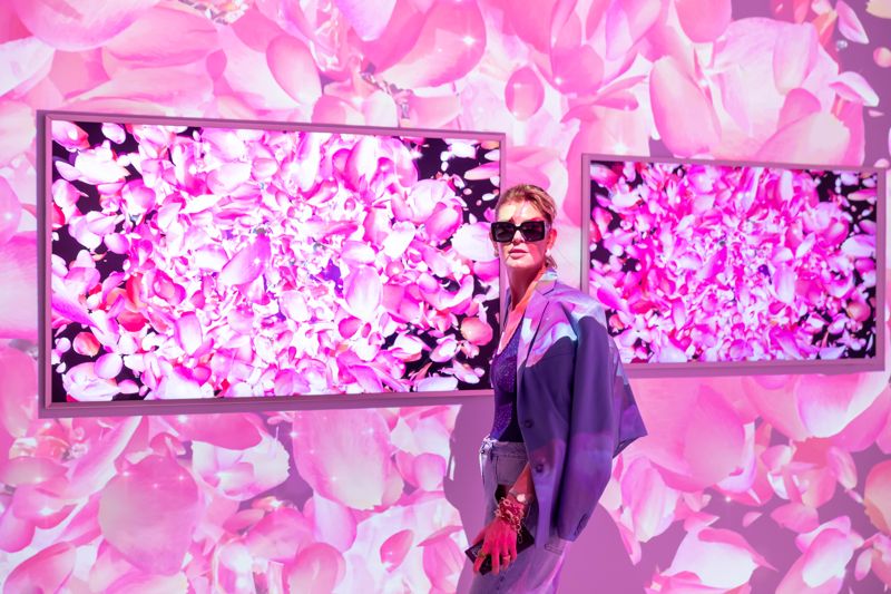 삼성전자가 19일(현지시간)부터 22일까지 스위스 바젤에서 열리는 세계 최대 아트 페어 '아트 바젤 인 바젤 2025'에 디지털 아트 체험 공간 삼성 라운지 '아트큐브'를 마련했다. 한 관람객이 삼성이 설치한 미술 작품들을 살펴보고 있다. 삼성전자는 전 세계 42개국 280여 개 갤러리가 참여한 이번 아트페어의 공식 디스플레이 파트너사다. 삼성전자 제공