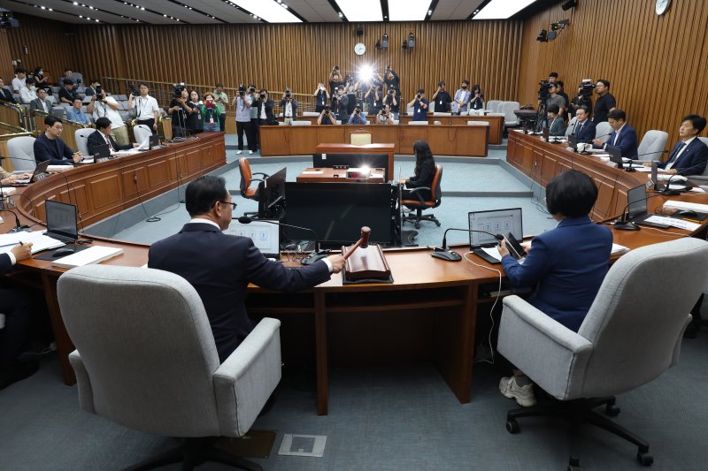 [서울=뉴시스] 고승민 기자 = 18일 서울 여의도 국회에서 열린 정무위원회의 국무총리(김민석) 임명동의에 관한 인사벳위즈특별위원회 제1차 전체회의에서 이종배 특위 위원장이 회의를 개의하고 있다. 2025.06.18. kkssmm99@newsis.com