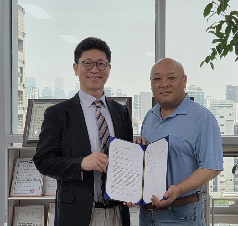 신동훈 바카라 게임 대표(왼쪽)와 코타바이오 이재술 회장이 인공지능(AI) 해외 독점유통 계약 체결식에서 기념촬영을 하고 있다. 코타바이오 제공