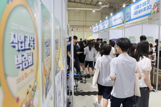 18일 군산새만금컨벤션센터 전시관에서 '2025년 전북직업인터넷 바카라박람회'가 개최됐다.(전북인터넷 바카라청 제공, 재판매 및 DB 금지)/뉴스1