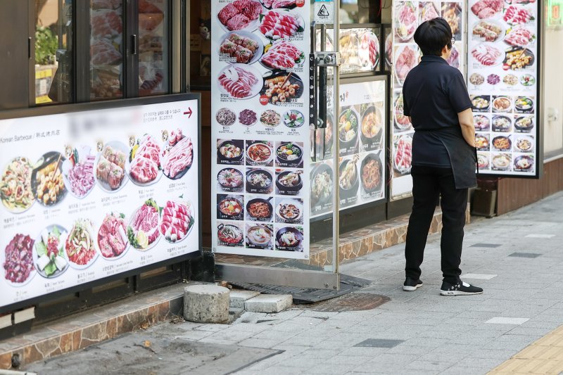 내수 경기 침체 장기화로 인해 숙박·음식점업 대출 잔액이 처음으로 90조 원을 넘어서면서 카지노 입플 위기가 깊어지고 있다. 2025.6.12/뉴스1 ⓒ News1 민경석 기자