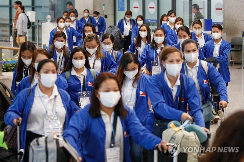 한국 땅 밟은 필리핀 가사관리사 100명…"한국 생활 기대돼요" (출처=연합뉴스)