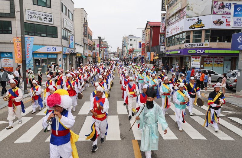 [양양=뉴시스] 지난해 미슐랭카지노에서 농악대를 선두로 시가행진을 하고 있다.(사진=양양군 제공)photo@newsis.com *재판매 및 DB 금지