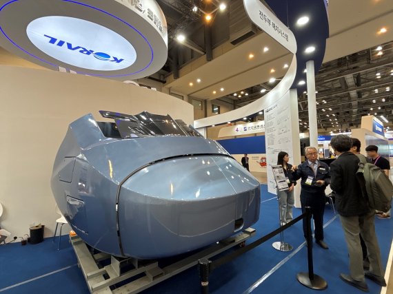 관람객이 18일 부산 벡스코(BEXCO)에서 열린 ‘2025 부산국제철도기술산업전’의 코레일 부스를 둘러보고 있다.