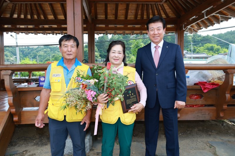 고명순 남일온라인 카지노 합법 사이트회 회원이 지역사회를 위한 공헌을 인정받아 금산군수 표창패를 받았다. (금산군 제공.재판매 및 DB 금지)/뉴스1