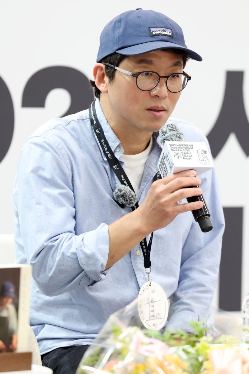 [서울=뉴시스] 박진희 기자 = 신간 '요리를 한다는 것'을 선보이는 최강록 요리사가 18일 서울 강남구 코엑스에서 '2025 서울국제도서전' 프로그램인 책 강연 '여름, 첫 책' 강연을 하고 있다. 2025.06.18. pak7130@newsis.com