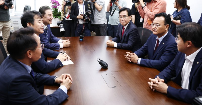 김병기 더불어민주당 대표 직무대행 겸 무료 슬롯 사이트대표와 송언석 국민의힘 무료 슬롯 사이트대표 등이 18일 서울 여의도 국회에서 추경안 및 원 구성 관련 회동을 하고 있다. 왼쪽부터 시계방향으로 민주당 허영 무료 슬롯 사이트정책수석부대표, 문진석 무료 슬롯 사이트운영수석부대표, 김 무료 슬롯 사이트대표, 국민의힘 송언석 무료 슬롯 사이트대표, 유상범 법사위 간사, 박상혁 민주당 무료 슬롯 사이트소통부대표. 2025.6.18/뉴스1 ⓒ News1 김민지 기자
