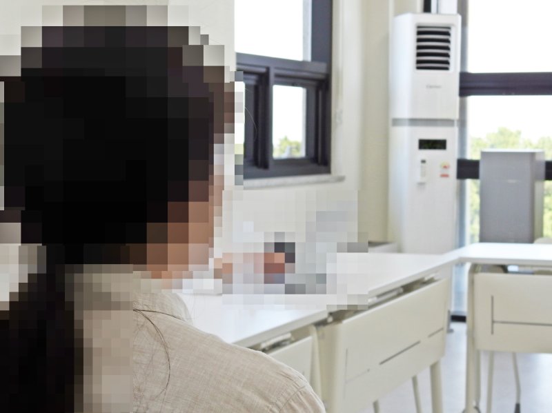 [제주=뉴시스] 오영재 기자 = 18일 제주시 모처에서 피해 교사가 발언하고 있다. 해당 교사는 제주 모 고등지노카지노 재직 중 학생으로부터 부적절한 신체적 접촉 피해를 입었다. 관련 교권보호위원회가 진행 중이다. 2025.06.18. oyj4343@newsis.com