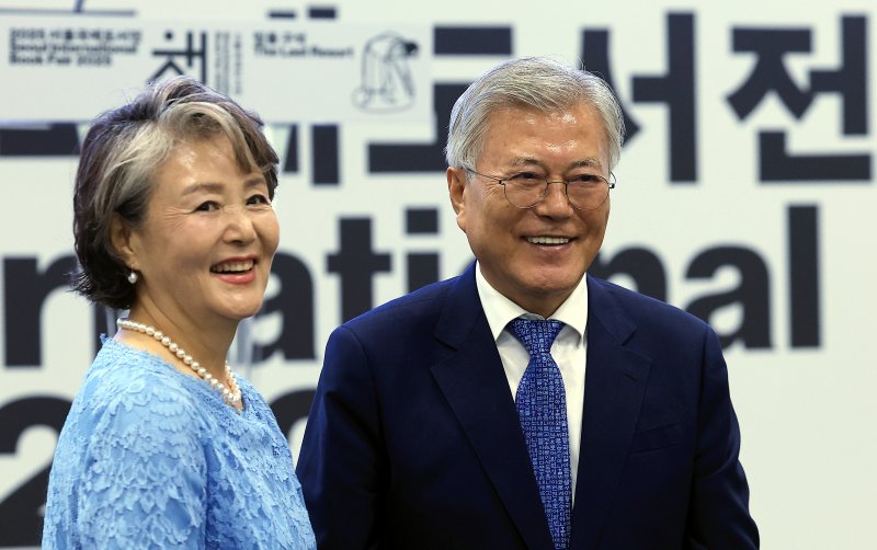 문재인 전 대통령과 부인 김정숙 여사가 18일 오후 서울 강남구 삼성동 코엑스에서 열린 2025 서울국제도서전 한국에서 가장 좋은 책 시상식에 참석하고 있다. 2025.6.18/뉴스1 ⓒ News1 박정호 기자