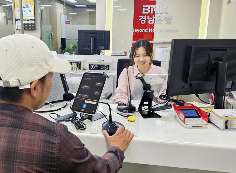 [창원=뉴시스]AI(인공지능) 실시간 통·번역 서비스를 제공하는 BNK경남은행 뉴헤븐카지노 고객 전용 창구 모습.(사진=BNK경남은행 제공) 2025.06.18.photo@newsis.com