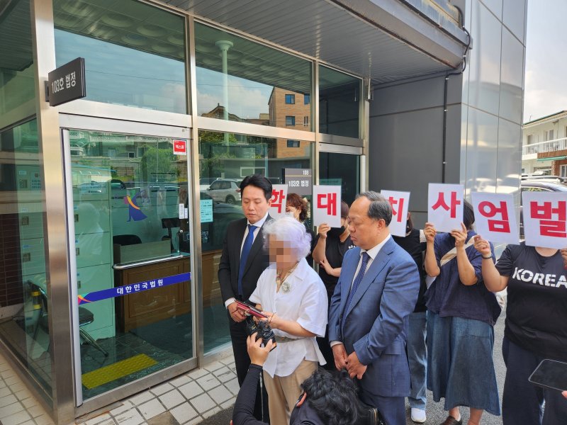 지난해 5월 규정을 어긴 군기 훈련을 받다 숨진 고(故) 박 모 해외 바카라 사이트의 유족 측이 18일 법정 앞에서 군 지휘관들의 2심 판결 선고와 관련한 입장을 밝히고 있다. 2025.6.18/뉴스1 이종재기자