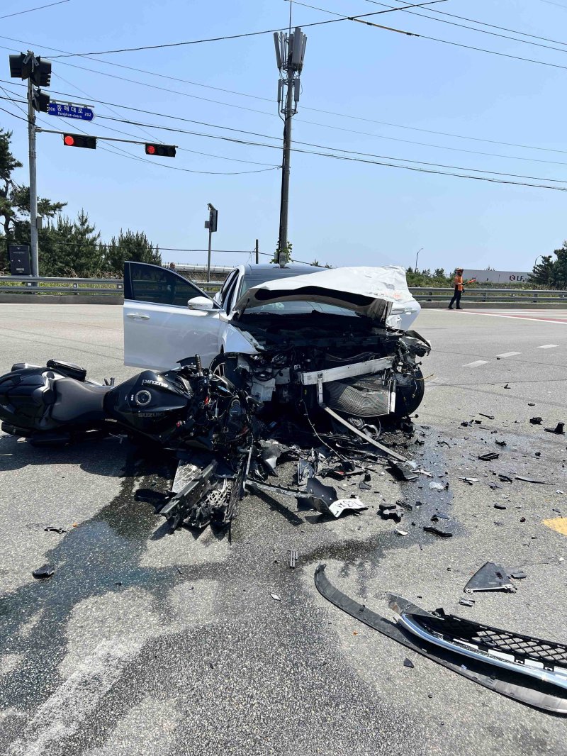 강원 양양군 현남면 원포리 국도 7호선 교통사고 현장.(강원도소방본부 제공, 재판매 및 DB금지)