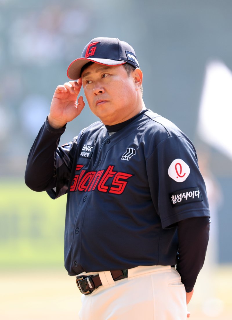 롯데의 잔인한 여름... 더 버티면 기회온다