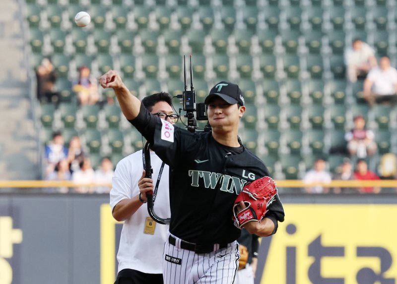 [서울=뉴시스] 배훈식 기자 = 17일 오후 서울 송파구 잠실야구장에서 열린 2025 신한 쏠뱅크 KBO리그 LG 트윈스와 NC 다이노스의 경기, 상무를 전역한 LG 이정용이 시구를 하고 있다. 2025.06.17. dahora83@newsis.com