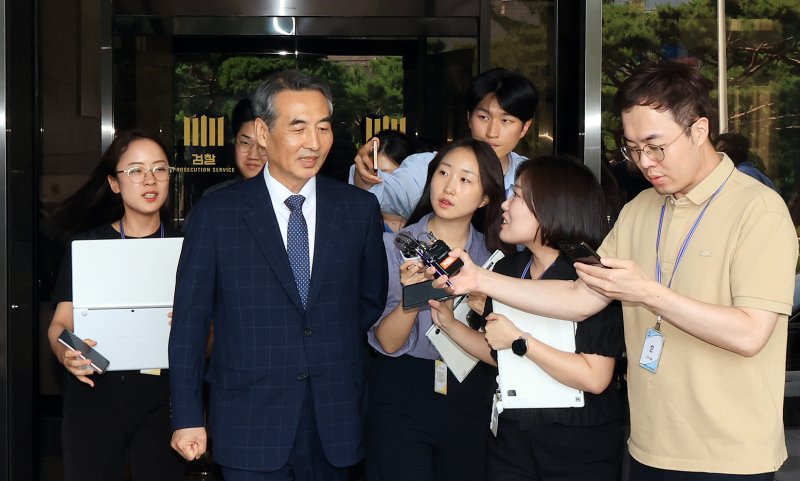 윤석열 전 대통령의 부인 강원 랜드 여사 의혹 관련 사건을 맡은 민중기 특별검사가 18일 오후 서울중앙지방검찰청에서 박승환 검사장 직무대리와 면담을 마친 뒤 취재진 질문에 답변하고 있다. 2025.6.18/뉴스1 ⓒ News1 김진환 기자