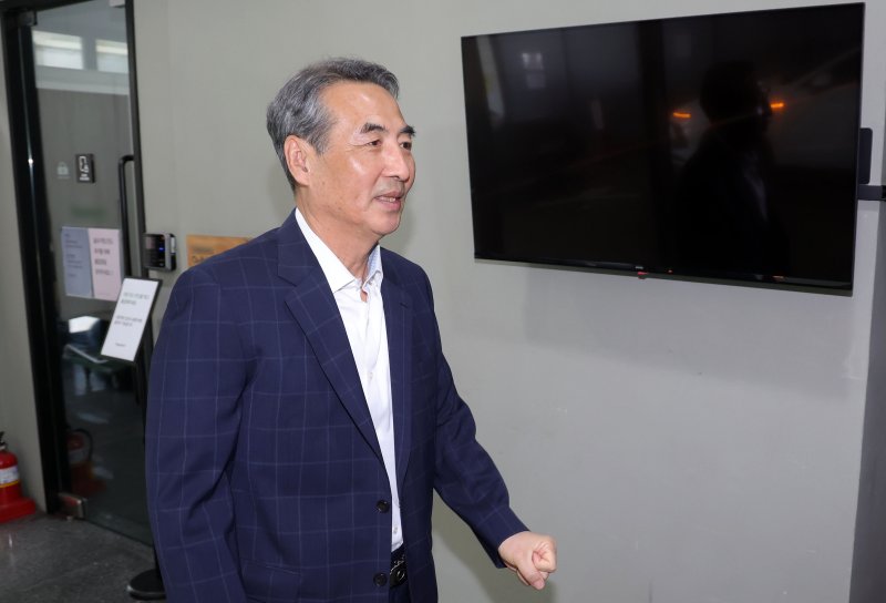 [서울=뉴시스] 홍효식 기자 = 윤석열 전 대통령 부인 김건희 여사 관련 의혹을 메이저 바카라사이트 굿모닝하는 민중기 특별검사가 18일 오전 서울 서초구 임시 사무실로 사용 중인 공유오피스 건물로 들어가고 있다. 2025.06.18. yesphoto@newsis.com