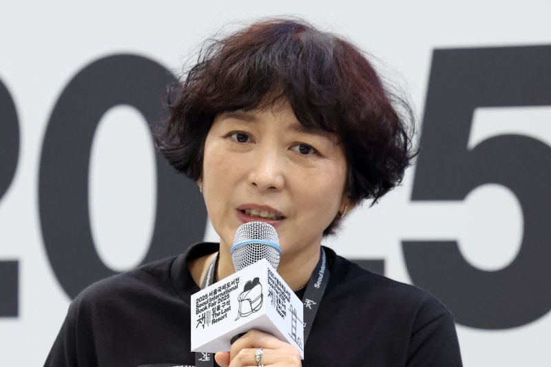 [서울=뉴시스] 박진희 기자 = 메이저 바카라 그림책 작가가 18일 서울 강남구 코엑스에서 '2025 서울국제도서전' 프로그램인 '이야기와 감각' 강연을 하고 있다. 2025.06.18. pak7130@newsis.com