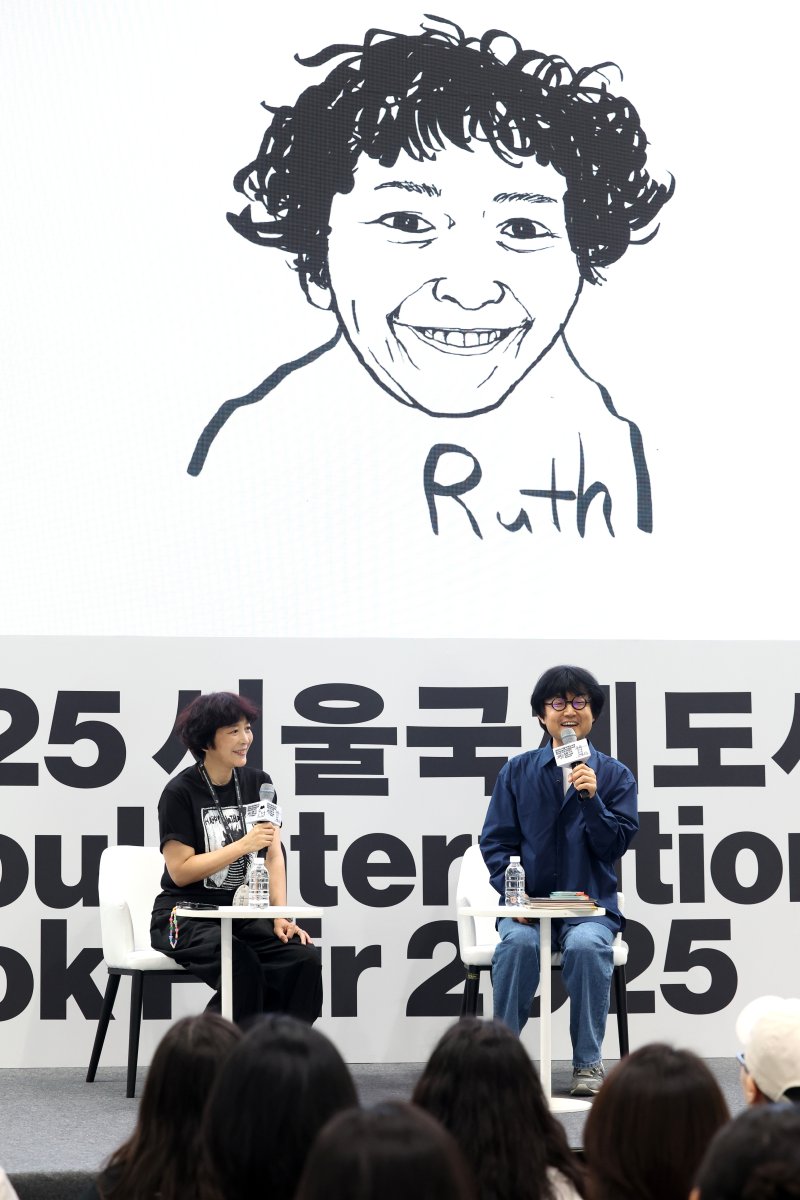 [서울=뉴시스] 박진희 기자 = 메이저 바카라 그림책 작가와 이기섭 북 디자이너가 18일 서울 강남구 코엑스에서 '2025 서울국제도서전' 프로그램인 '이야기와 감각' 강연을 하고 있다. 2025.06.18. pak7130@newsis.com