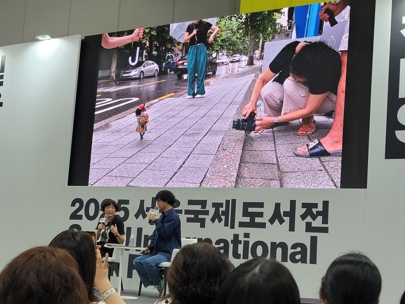 [서울=뉴시스]최희정 기자= 18일 서울 강남구 코엑스에서 열린 '2025 서울국제도서전' 프로그램 '이야기와 감각' 강연에서 백희나 작가가 지난해 12월에 출간한 '해피 버쓰 데이' 그림책의 제작 과정을 설명하고 있다. 2025.06.18. dazzling@newsis.com