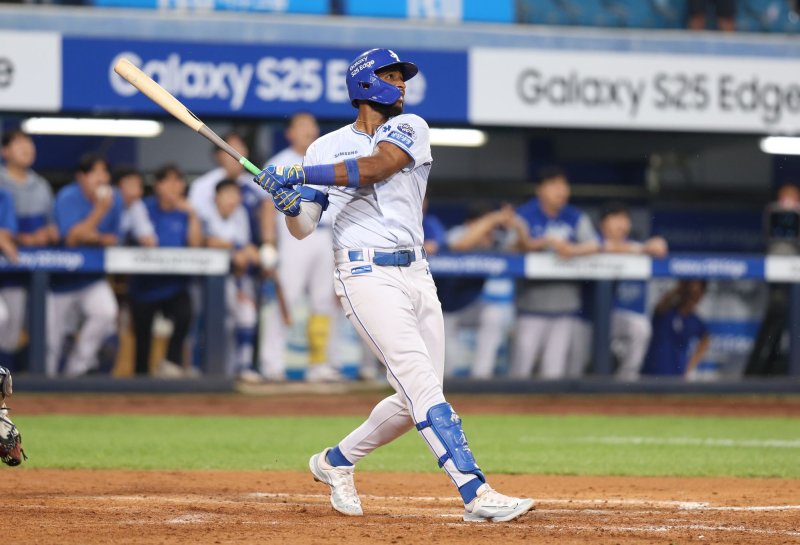 삼성 라이온즈 외국인 타자 르윈 디아즈가 18일 열린 KBO리그 대구 두산 베어스전에서 시즌 26·27호 아치를 그려 홈런 부문 단독 선두를 질주했다. (삼성 라이온즈 제공)