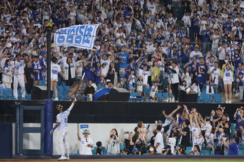 [서울=뉴시스] 프로야구 더킹카지노 라이온즈 디아즈가 18일 대구 더킹카지노라이온즈파크에서 열린 2025 신한 쏠뱅크 KBO리 그 두산 베어스와의 경기 연장 10회말 끝내기 홈런을 친 뒤 팬들과 함께 환호하고 있다. (사진=더킹카지노 라이온즈 제공) 2025.06.18.