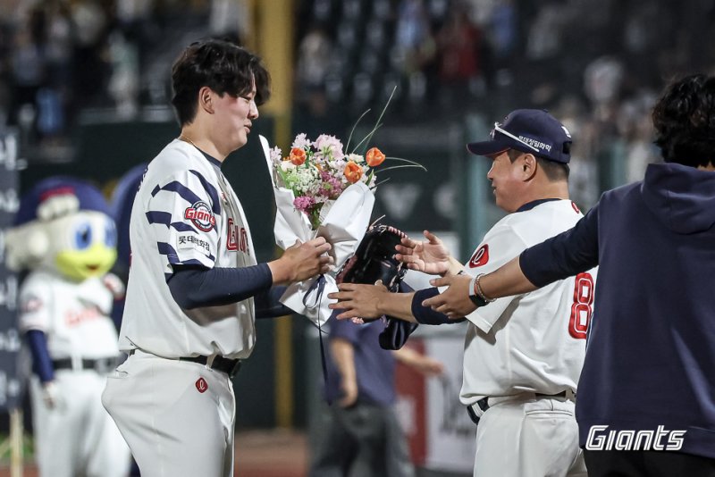 롯데 자이언츠 마무리 투수 김원중은 18일 열린 KBO리그 부산 한화 이글스전에서 1⅓이닝 무실점으로 팀 승리를 지켜 개인 통산 150세이브를 달성했다. (롯데 자이언츠 제공)