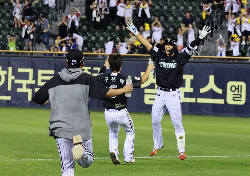 18일 오후 서울 송파구 잠실야구장에서 열린 프로야구 '2025 신한 SOL뱅크 KBO 리그' LG 트윈스와 NC 다이노스의 경기에서 9말 1사 1루, 3루상황 LG 송찬의가 끝내기 땅볼을 친 후 환호하고 있다. 2025.6.18/뉴스1 ⓒ News1 박세연 기자