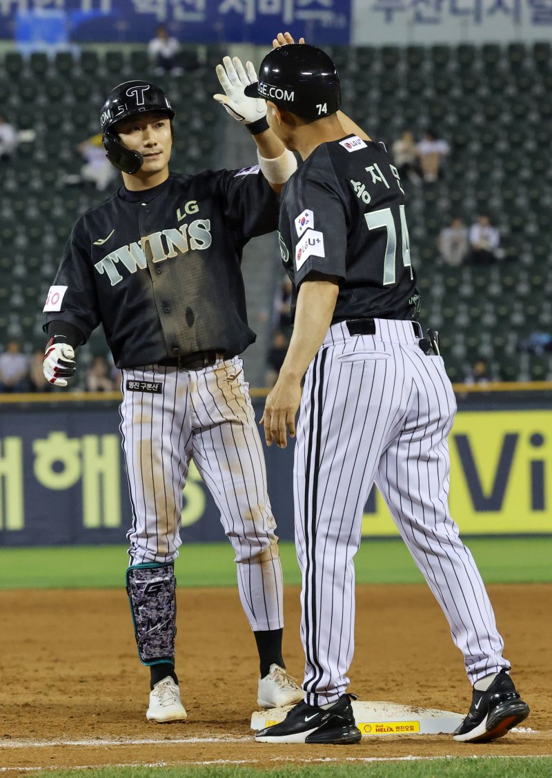 18일 오후 서울 송파구 잠실야구장에서 열린 프로야구 '2025 신한 SOL뱅크 KBO 리그' LG 트윈스와 NC 다이노스의 경기에서 5회말 무사 만루상황 LG 신민재가 2타점 안타를 친 후 송지만 코치와 환호하고 있다. 2025.6.18/뉴스1 ⓒ News1 박세연 기자