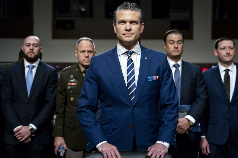 지난달 18일(현지시간) 미국 워싱턴DC 상원 군사위원회에서 피트 헤그세스 미국 국방장관(가운데)이 출석해 청문회를 기다리고 있다.UPI연합뉴스