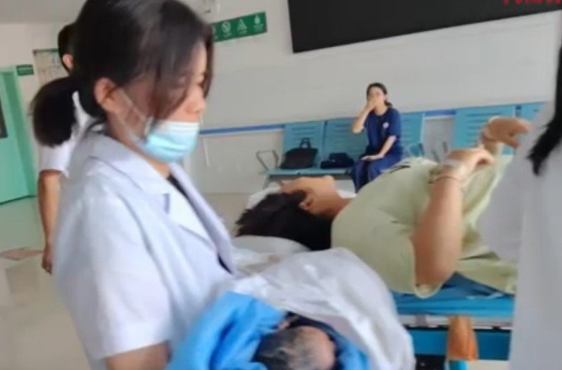 [서울=뉴시스] 한 여성이 단순한 복부 팽만감 때문에 병원을 찾았다가, 초음파 검사 도중 갑작스럽게 메이저 바카라사이트 주사위하는 황당한 일이 벌어졌다.(사진=시나뉴스) *재판매 및 DB 금지