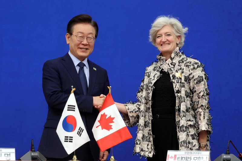 [서울=뉴시스] 조성봉 기자 = 이재명 더불어민주당 대표가 23일 오후 서울 여의도 국회를 찾은 타마라 모휘니(오른쪽) 주한 캐나다대사와 면담에 앞서 기념촬영을 하고 있다. 2024.10.23. suncho21@newsis.com