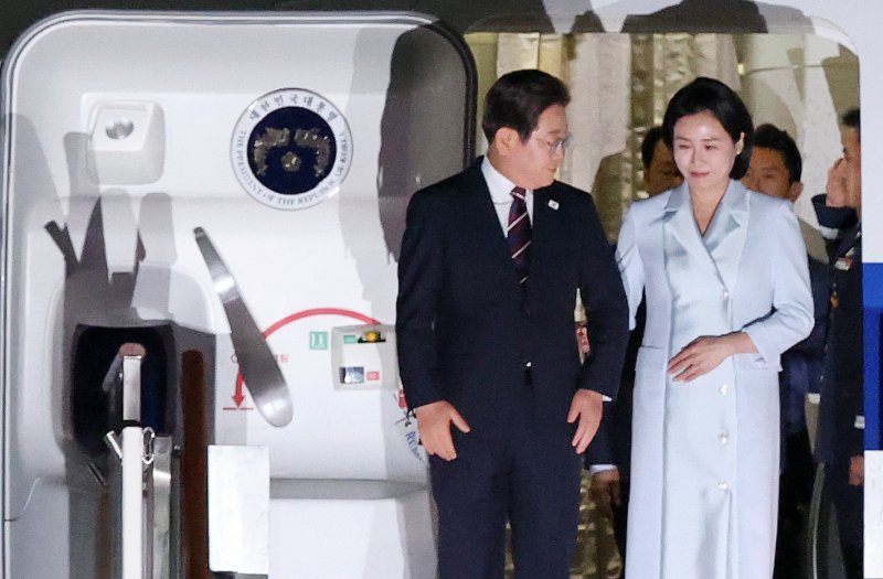 (성남=뉴스1) 박세연 기자 = 이재명 대통령과 부인 김혜경 여사가 19일 새벽 캐나다에서 열린 주요7개국(G7) 정상회의 참석을 마치고 경기도 성남 서울공항을 통해 귀국하고 있다. 2025.6.19/뉴스1 /사진=뉴스1화상