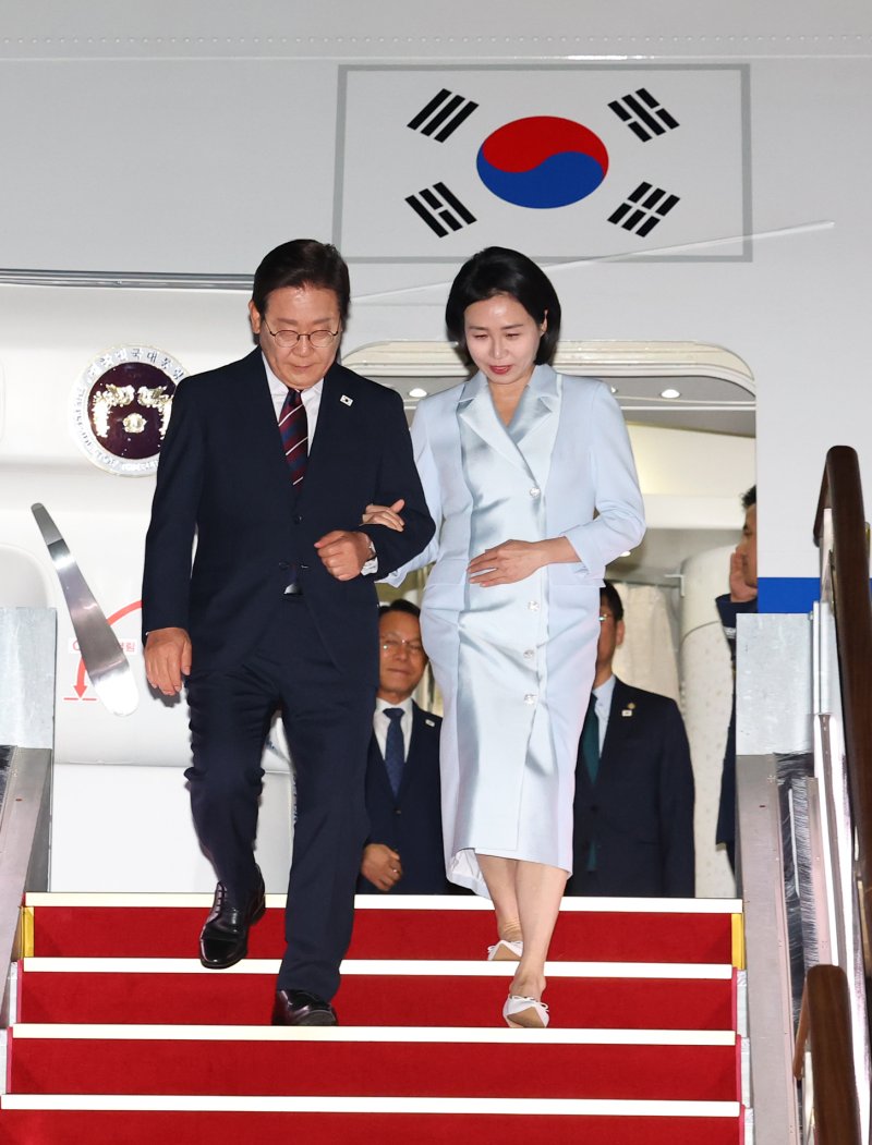 [성남=뉴시스] 최진석 기자 = 이재명 대통령과 부인 김혜경 여사가 19일 주요 7개국(G7) 정상회의 참석을 마치고 성남 서울공항에 도착해 공군 1호기 내리고 있다. 2025.06.19. myjs@newsis.com