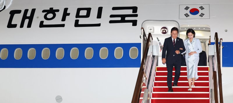 [성남=뉴시스] 최진석 기자 = 이재명 대통령과 부인 김혜경 여사가 19일 주요 7개국(G7) 정상회의 참석을 마치고 성남 서울공항에 도착해 공군 1호기 내리고 있다. 2025.06.19. myjs@newsis.com