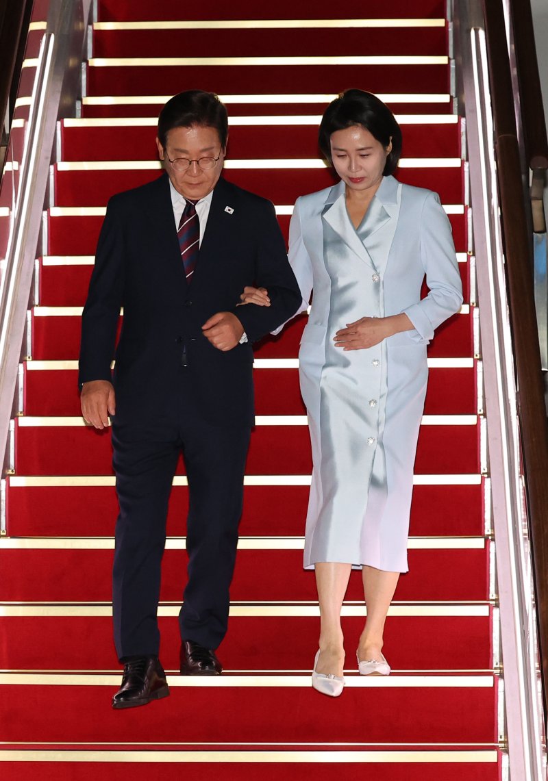 [성남=뉴시스] 최진석 기자 = 이재명 대통령과 부인 김혜경 여사가 19일 주요 7개국(G7) 정상회의 참석을 마치고 성남 서울공항에 도착해 공군 1호기 내리고 있다. 2025.06.19. myjs@newsis.com