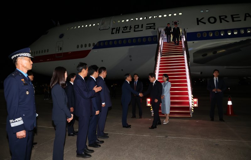 [성남=뉴시스] 최진석 기자 = 이재명 대통령과 부인 김혜경 여사가 19일 주요 7개국(G7) 정상회의 참석을 마치고 성남 서울공항에 도착해 공군 1호기 내려 고기동 행정안전부 장관 직무대행과 악수하고 있다. 2025.06.19. myjs@newsis.com