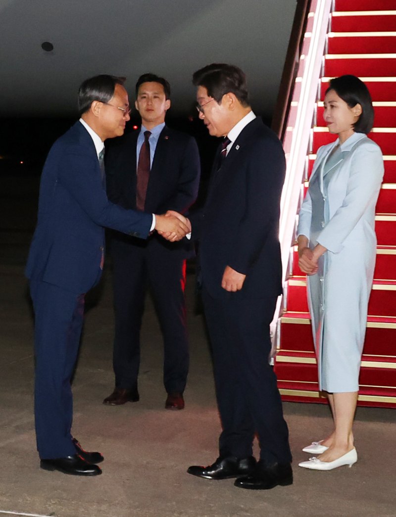 [성남=뉴시스] 최진석 기자 = 이재명 대통령과 부인 김혜경 여사가 19일 주요 7개국(G7) 정상회의 참석을 마치고 성남 서울공항에 도착해 공군 1호기 내려 고기동 행정안전부 장관 직무대행과 악수하고 있다. 2025.06.19. myjs@newsis.com